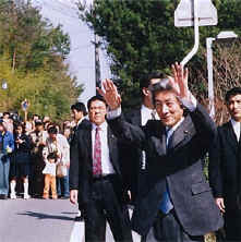 住民に手を振る首相の写真