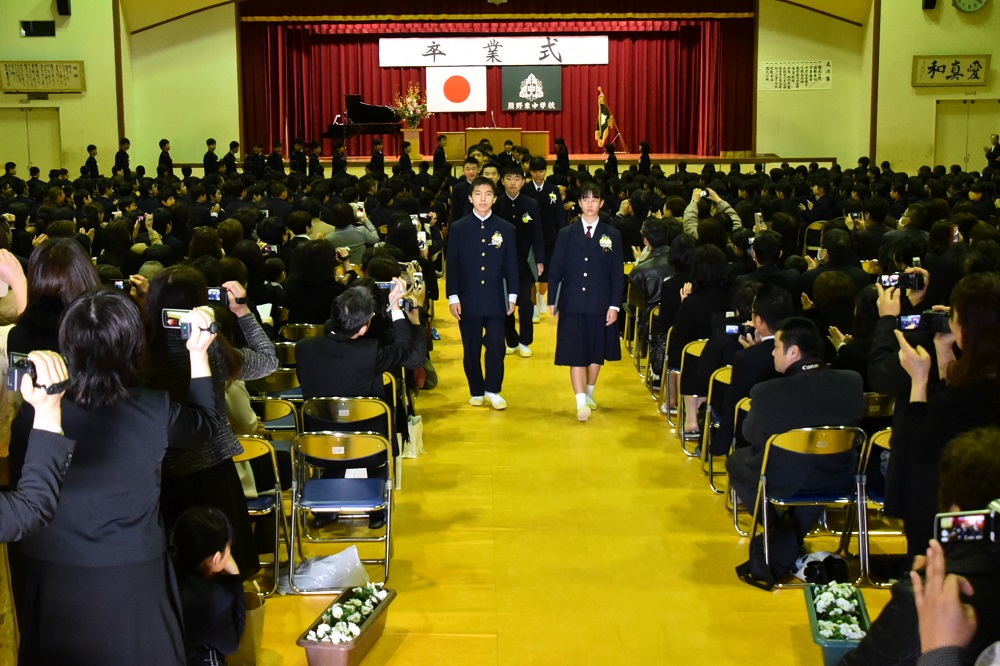 熊野東中学校卒業式　生徒退場