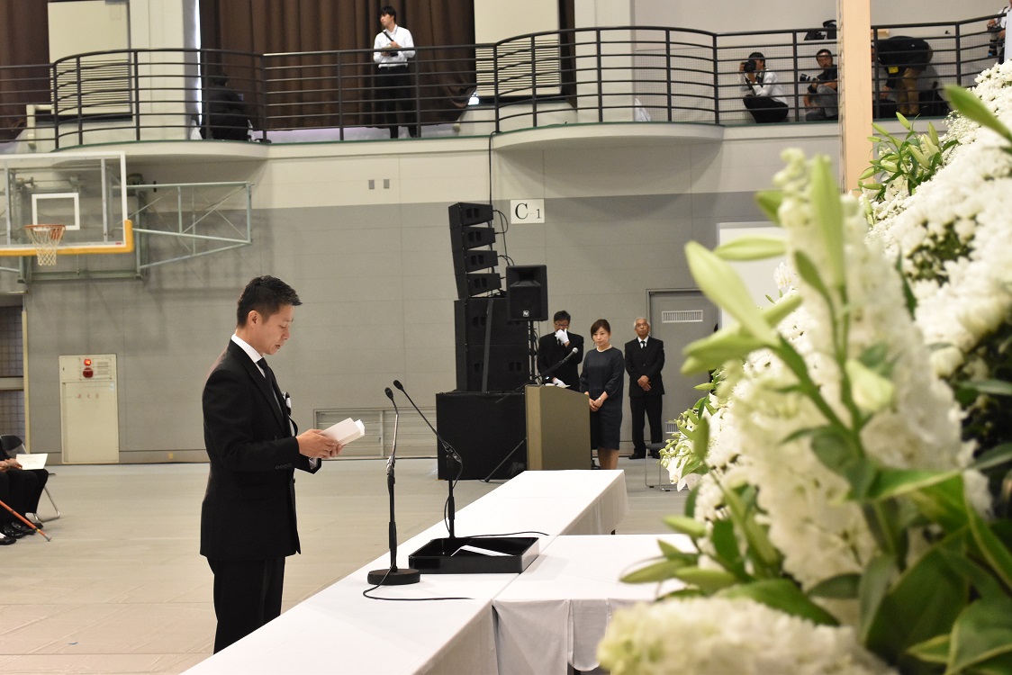 広島県知事の追悼の辞の様子