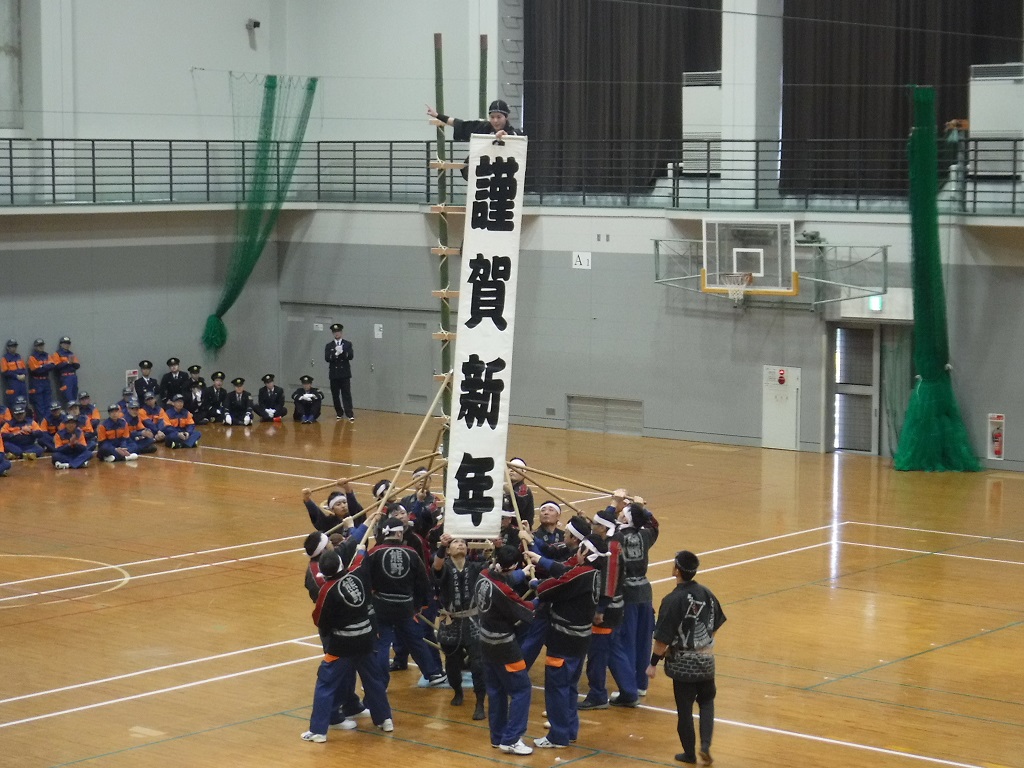 広島市消防局梯子乗り同好会のによる梯子乗りの披露