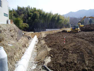 役場庁舎側の道路から計画地を撮影