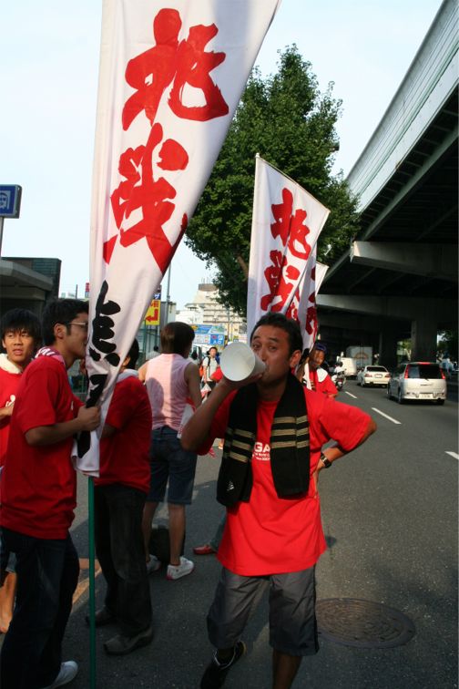 沿道でおがたコールをおくる応援団