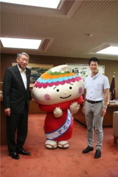 ふでりんと三村町長と湯崎県知事