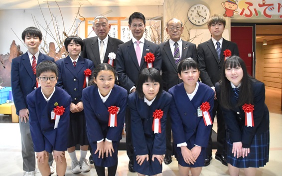 湯﨑県知事、壇上に参列した若者代表（小中高校生・新成人）