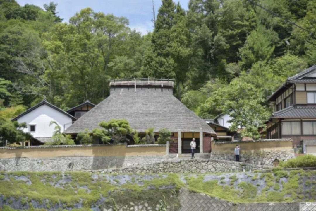 茅葺屋根の家