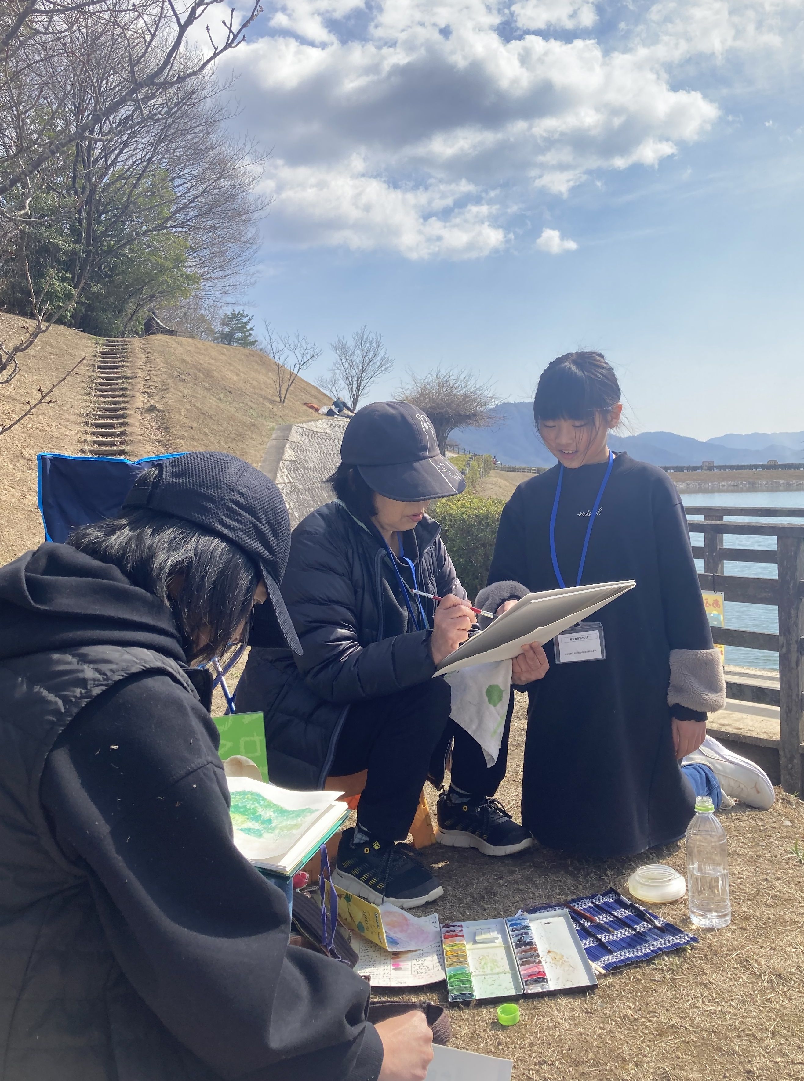 写生大会に参加の岡下さん家族の画像