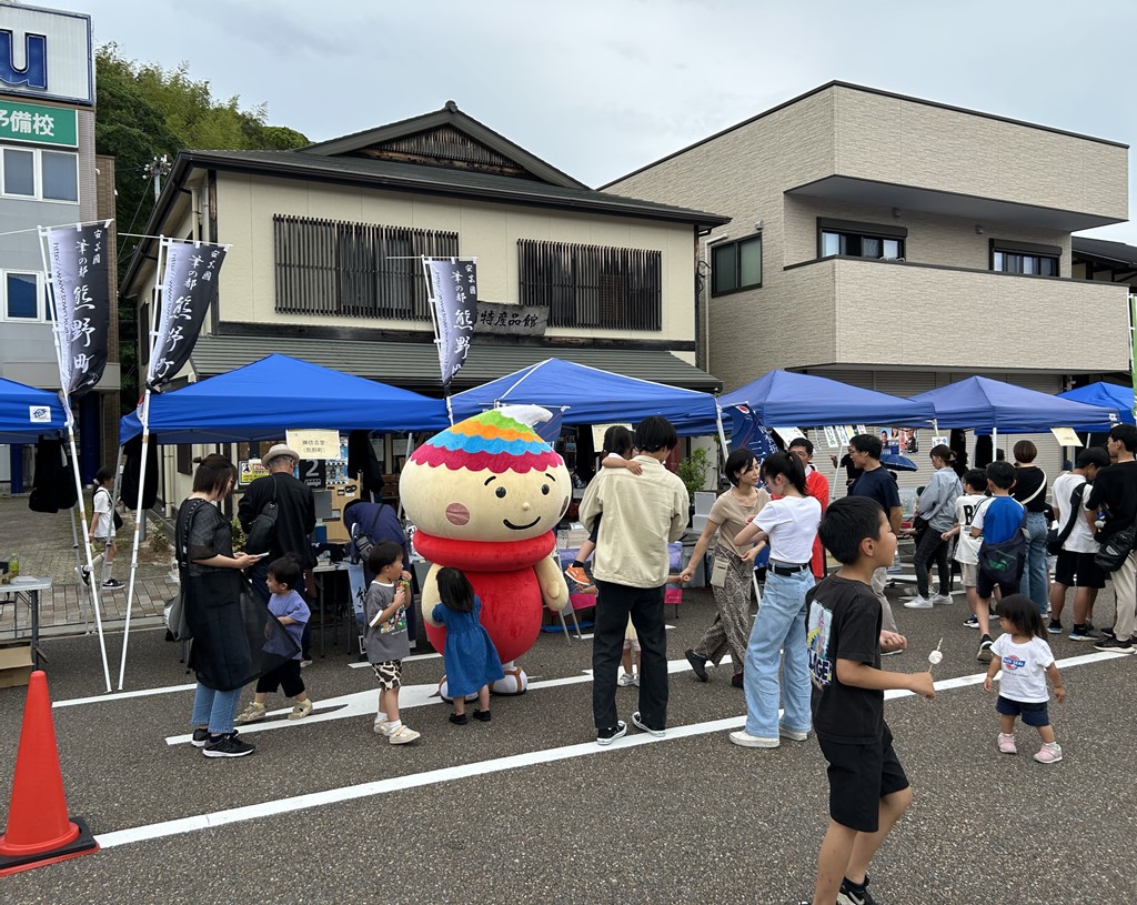 ふでりんが熊野町ブース前にいる様子