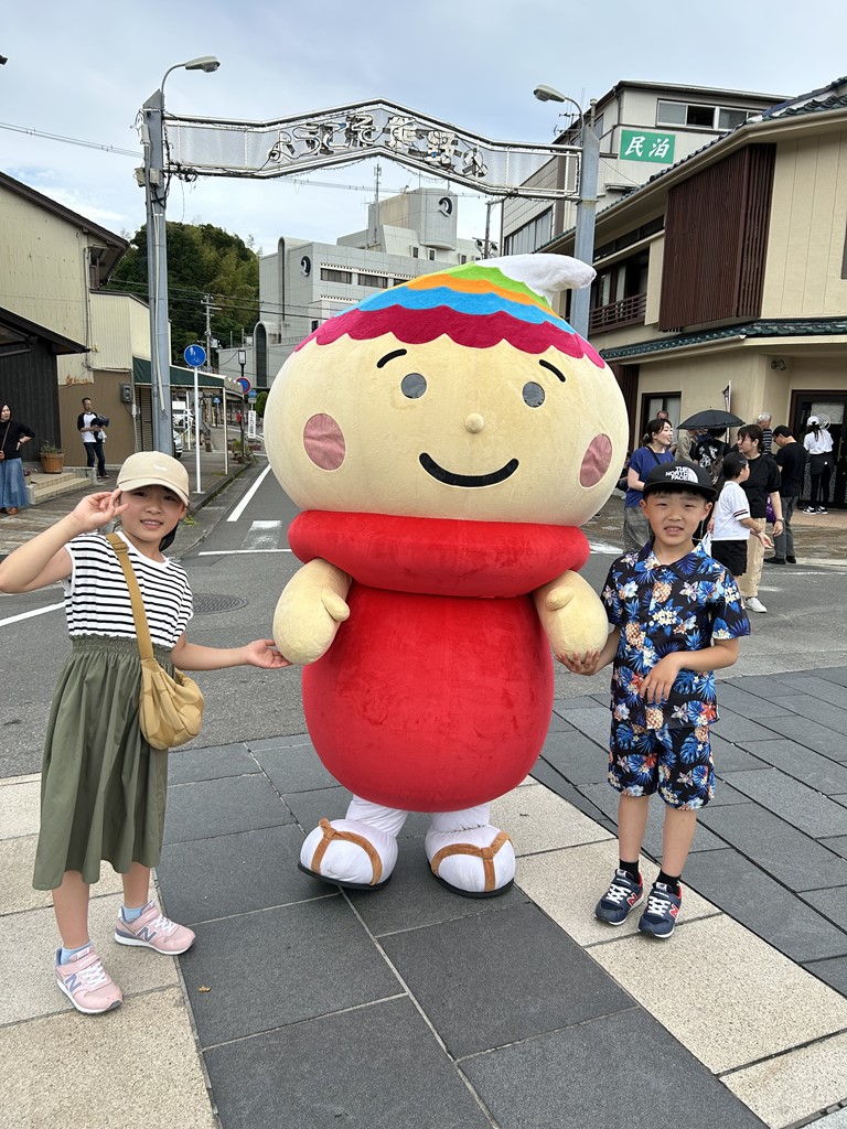 ふでりんと子どもたちの写真撮影の様子