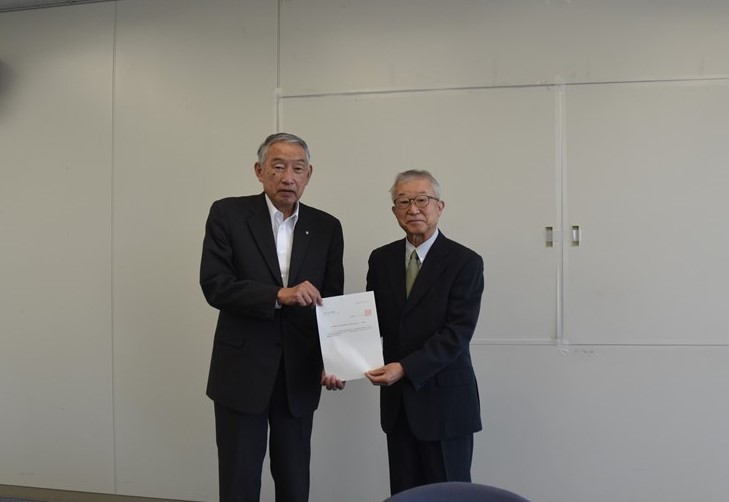 諮問書を町長から会長に手交している写真