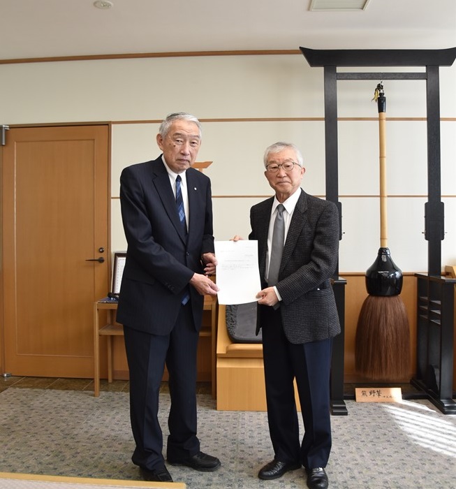 答申書を会長から町長に手交している写真