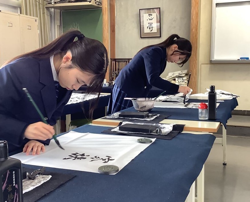 熊野高校　書道コースの活動風景
